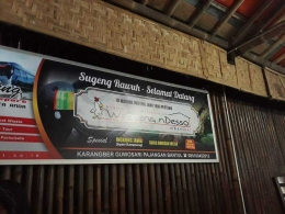 Pilihan jatuh pada Waroeng Ndesso, yang merupakan warung ayam ingkung pertama kali di Pajangan Bantul. Setelah warung ini ramai, banyak warung serupa yang mengikuti jejaknya untuk membuka kuliner Ayam Ingkung. (Dokumentasi Pribadi)
