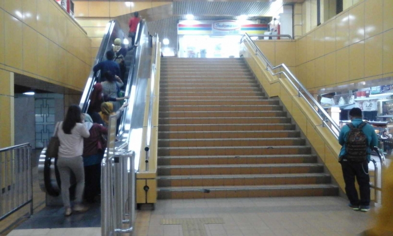 Anak tangga dan eskalator di Stasiun Gondangdia. (Foto Setiyo Bardono)
