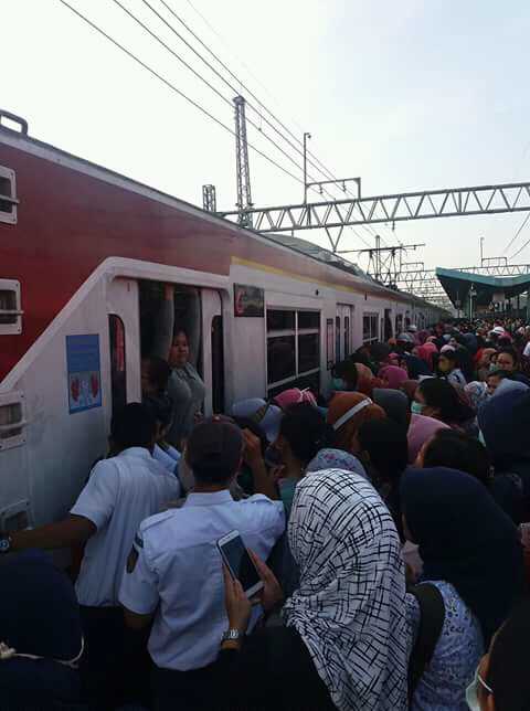 Suasana naik turun penumpang KRL di Stasiun Manggarai (Foto Rizki Ramadhan/Group FB KRLMania)