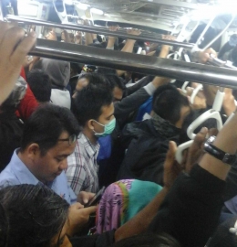 Suasana di KRL Commuterline (foto Setiyo Bardono)