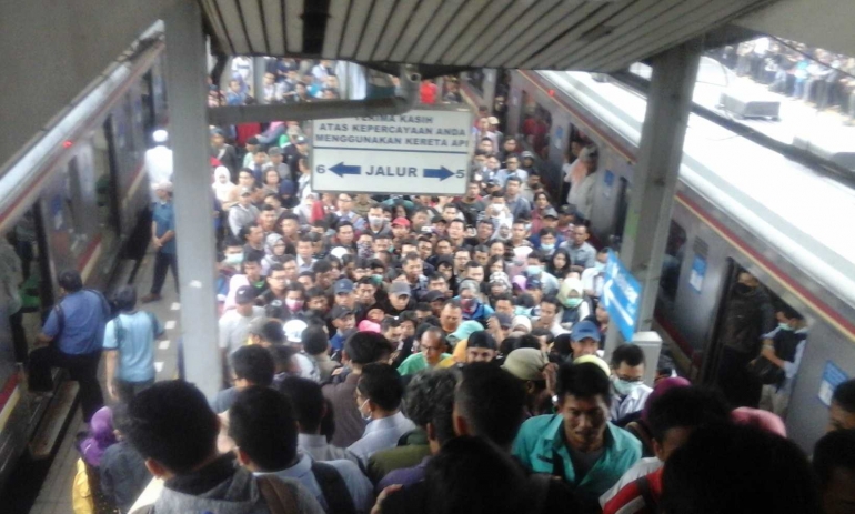 Suasana saat penumpang naik turun tangga di Stasiun Tanah Abang (Foto Setiyo Bardono)