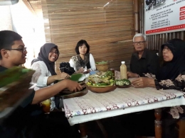 Puas rasanya menikmati sajian ayam ingkung dengan suasana perkampungan dan nyaman. (Dokumentasi Pribadi)
