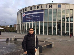 Berfoto di depan gedung tempat diadakan acara WPA Berlin 2017 (foto dok.pribadi)