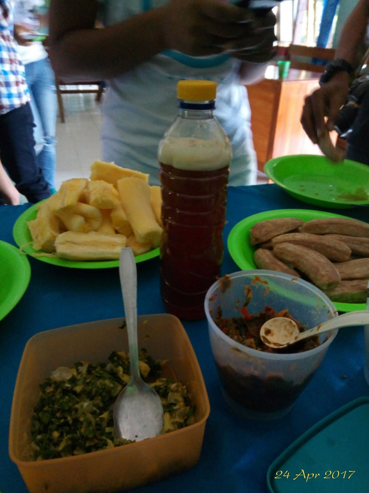pisang dan singkong rebus di dampingi madu dan sambal tradisional NTT, sambal lu'at.