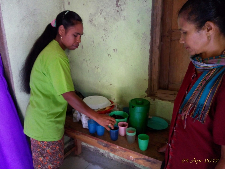 Ibu-Ibu sedang membuat Kopi dari halaman sendiri dan Teh yang terbuat dari kulit kayu yang mereka sebut Kiskase (Dokumen pribadi)