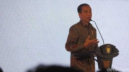 Jokowi dalam pidato peresmian penutupan Rapat Koordinasi Nasional Kamar Dagang dan Industri (Kadin) Tahun 2017 di Hotel Ritz Carlton, Kuningan, Jakarta, Selasa (3/10/2017) Detik.Com