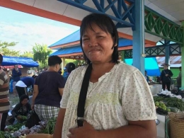 Ladi Megang, Setia Menunggu Pembeli|Dokumentasi pribadi