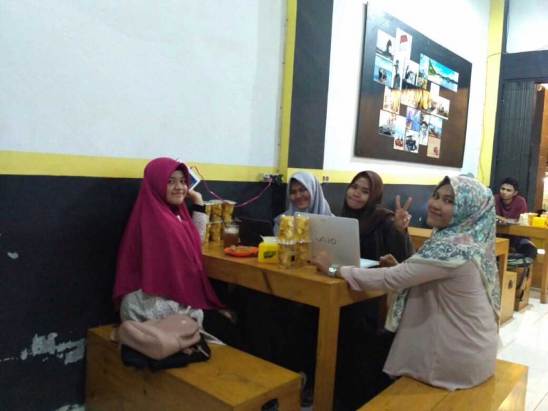 Perempuan Aceh pun hobi ngopi/dok. pribadi