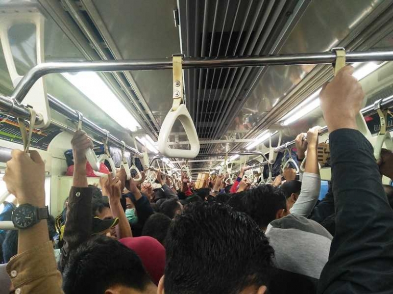 Beginilah suasana dalam KRL Commuterline tiap pagi dan sore (foto: widikurniawan)