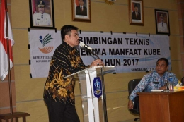 Direktur Penanganan Fakir Miskin Pedesaan Kemensos RI Naziarto menyampaikan sambutan dan pengarahan kepada calon penerima bantuan PKH (dok.Humas Bangka)
