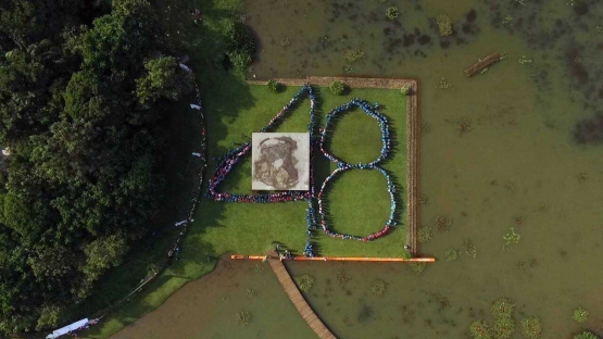 Pegawai BIG membentuk formasi angka 48 untuk menandai HUT BIG ke-48, di Danau Dora, Cibinong Science Center LIPI. Foto drone oleh Ardiansyah BIG
