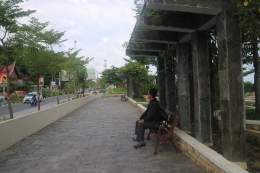 Bisa duduk-duduk sambil menikmati jalanan utama. | Dokumentasi Pribadi