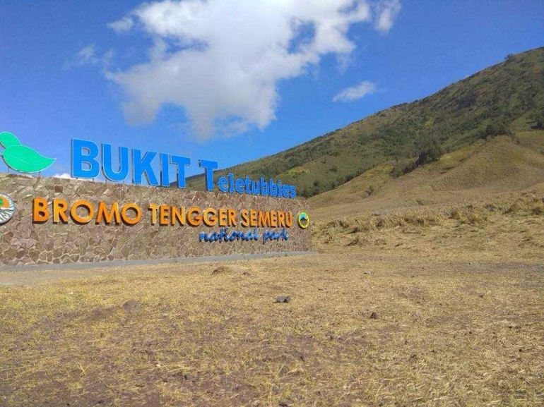 Tugu Bukit Teletubbies di bukit savannah gunung Bromo (dok. Yulianus Ladung. MFI)