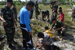 Penanaman Bakau di lingkungan Nelayan Sungailiat (foto Rustian)