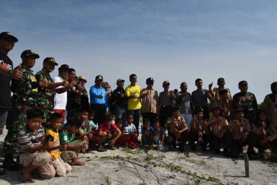 Selesai tanam Bakau foto bersama (foto Rustian)