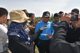 Bupati Bangka Tarmizi Saat dikrubuti wartawan (foto Rustian)