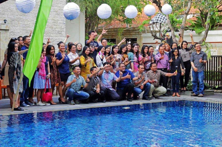 Corporate dan Seluruh Marketing Communications Best Western Indonesia foto bersama dengan para Blogger Bali dan Sejumlah Media, Jumat (13/10) sore / dap