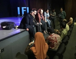 Para ilmuwan Indonesia berdiskusi sebelum acara dimulai di auditorium. IFI menjadi penyandang dana untuk keanggotaan Indonesia di IAPR. (foto: dok.IFI)