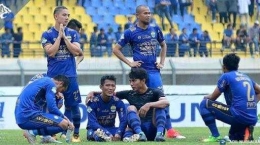 Para pemain Persib terduduk usai ditahan imbang Bhayangkara FC 1-1, (sumber: Tribunnews.com)