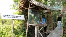 Pos depan dan pintu masuk ke hutan bakau di Desa Daun, Pulau Bawean. (Foto: Gapey Sandy)