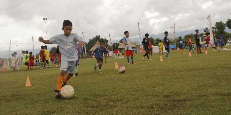 Ilustrasi: Anak-anak SSB Bintang Timur sedang mengikuti Festival bola Perbatasan di Atambua, Kabupaten Belu, Nusa Tenggara Timur (NTT) || (Kompas.com/Sigiranus Marutho Bere)