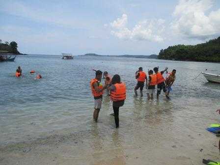 Wisatawan melakukan diving dan snorkling (Dokumentasi Pribadi)