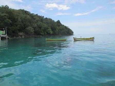 Pulau Rubiah dengan laut yang bening dan bersih (Dokumentasi Pribadi)