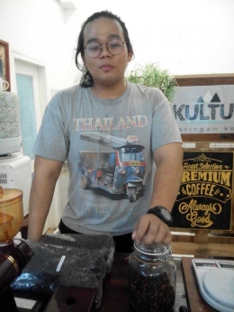 Bang Jethro pemilik dan barista Kultur Jaringan Kopi (Dokumentasi Pribadi