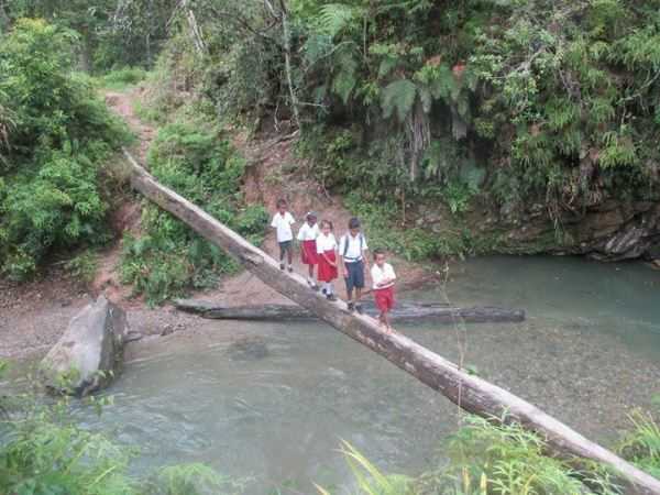 Pelajar SD dan SMP berangkat sekolah sambil akrobat (foto : dok Hendrik)