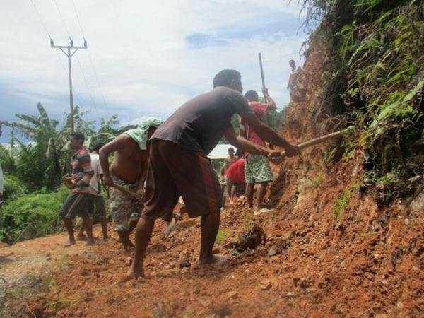 Warga bergotong royong memangkas bukit kecil (foto: dok Hendrik)