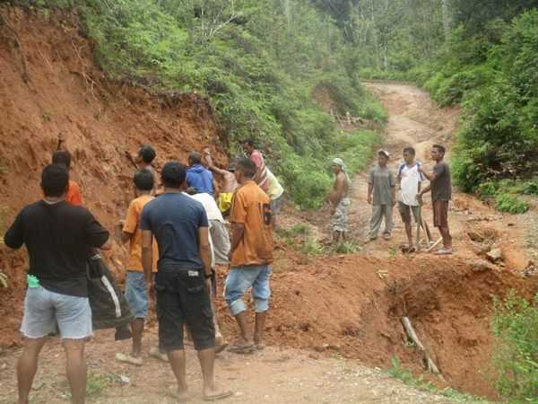 Begini yang sebut jalan di desa Rumahtita (foto: dok Hendrik)