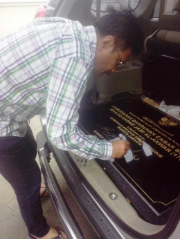 Gubernur DKI Jakarta, Djarot Saiful Hidayat, akhirnya menandatangani prasasti pemugaran Masjid Angke. (Foto; Lingwa)