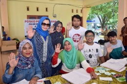 Posko PROF ANDALAN dikunjungi Liestiaty F. Nurdin (kedua dari kiri) melihat langsung proses pendaftaran peserta Jalan Sehat SulSel Jaya (17/10).