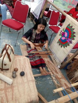 Salah satu pengrajin sedang menenun kain doyo khas Kutai, Kalimantan Timur (Dokumen Pribadi)