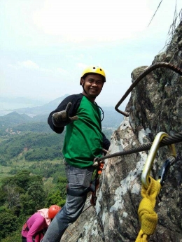 Perjalanan menuruni tebing Gunung Parang (Courtesy Kuwat Dianto)