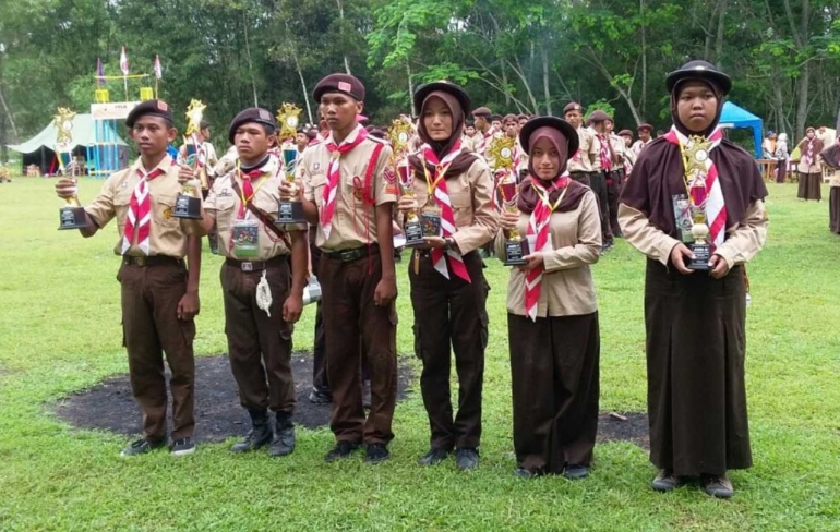 Pramuka Luar Biasa Banjarnegara (kedua dari kanan) melakukan foto bersama usai terima trophy tergiat II. (Dok. Humas Kwarcab Banjarnegara)