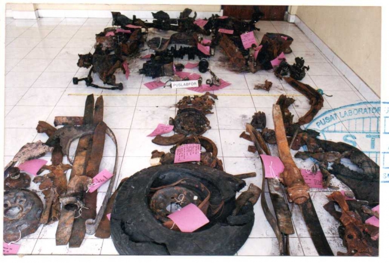 Rekonstruksi potongan dan serpihan logam mobil Bom|(Sumber Labforcab Denpasar, Puslabfor, Bareskrim Polri)
