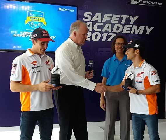 Marquez seneng sama merchandise nya tuh (dok.yayat)