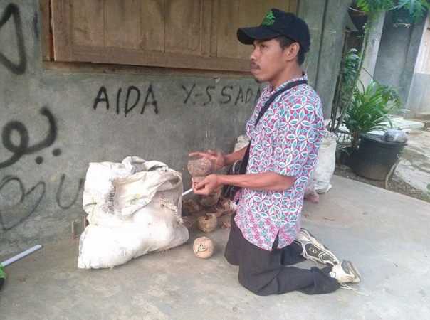 Widi tengah memilah batok kelapa (foto: dok pri)