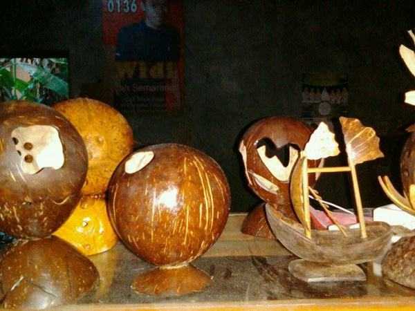 Beragam kerajinan batok buatan Widi (foto: dok pri)