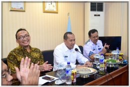 Ketua Tim BK DPR-RI (kiri) mendapat penjelasan Kepala BKPSDM Bantaeng (tengah) terkait inovasi Bantaeng selama 9 tahun terakhir (18/10).