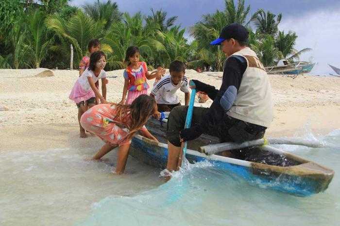 Pendamping PKH 8 jam seberangi lautan berbagi bahagia di pulau terpencil di Mamuju Sulawesi Barat 