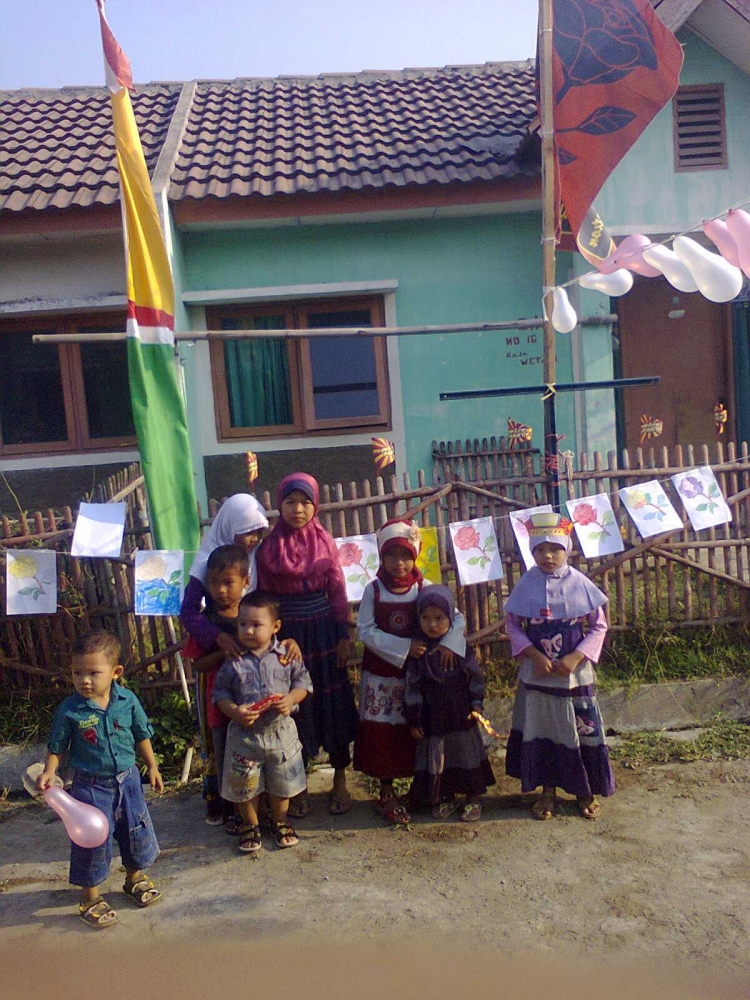  Bocah Gang Mawar dengan latar rumah penulis yang berpagar bambu(dokpri)