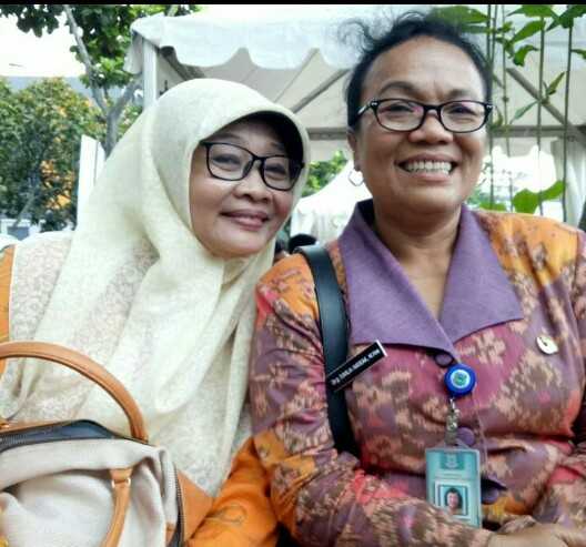 Bendahara RPTKS, Dra. Ratna Dewi ketika bersama Plt. Kadinas Koperasi, Drg. Dahlia Nadeak.