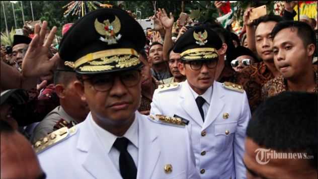 Gubernur DKI Jakarta Anies Rasyid Baswedan 2017 - 2022 bersama Wakil Guberur DKI Jakarta Sandiaga Shalahuddin Uno (tribunnews.com)