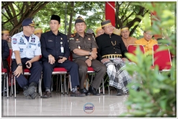 Pejabat teras Pemerintah Kabupaten Bantaeng kenakan Pakaian Adat pada peringatan Hari Jadi Sulawesi Selatan ke-348 (19/10).