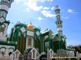 Masjid Raya Singkawang, juga berada di tengah kota, saling berdekatan dengan kelenteng. Foto | ananda-widyas.blogspot.co.id