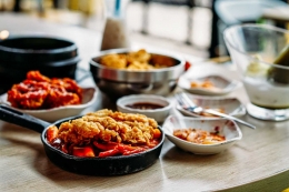 Sumber: https://eatandtreats.blogspot.co.id/2015/03/mujigae-casual-korean-food.html