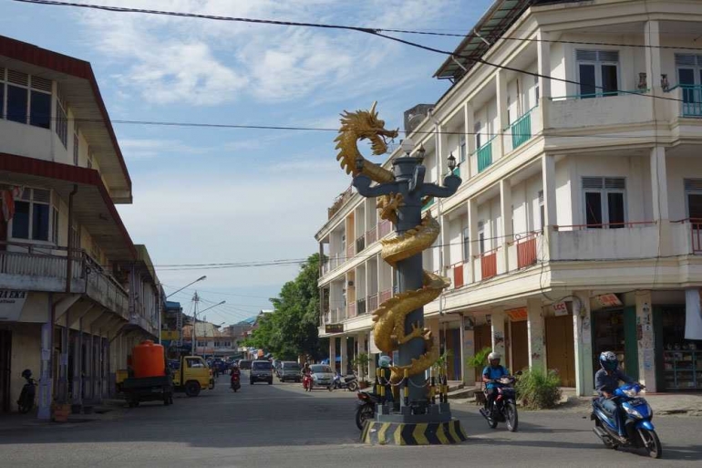 Ciri khas Singkawang adalah patung naganya yang berada di tengah kota. Foto | tourismalternative.blogspot.com