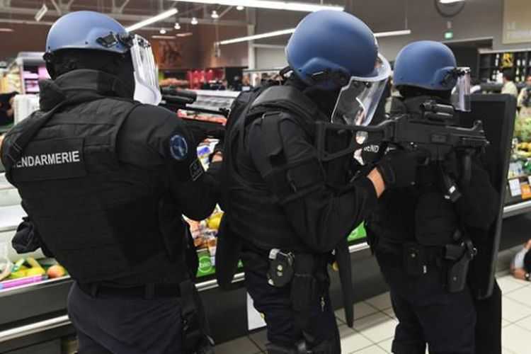 Beberapa personel polisi Perancis tengah berlatih menangani aksi teror.(XAVIER LEOTY / AFP)